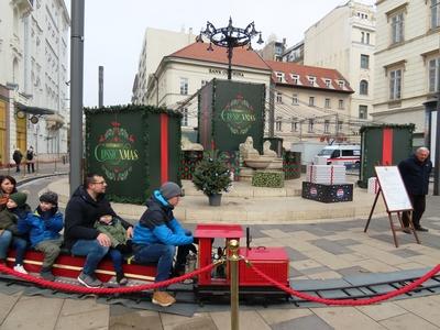 Christmas atmosphere in downtown Budapest - Small railway on Vörösmarty Square-stock-foto