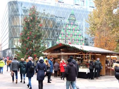 Christmas atmosphere in downtown Budapest-stock-foto