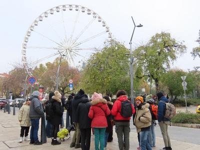 Foreign tourists in the city center under the Ferris wheel - Budapest-stock-foto