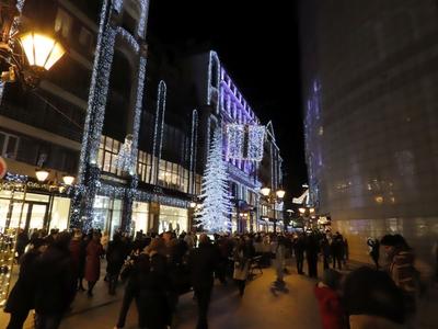 Christmas lights and crowds in downtown Deák Ferenc Street - Budapest-stock-foto