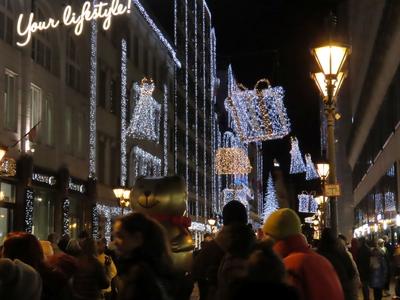 Christmas lights and crowds in downtown Deák Ferenc Street - Budapest-stock-foto
