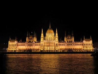 Hungarian Parliament building by night - Budapest - Danube-stock-foto