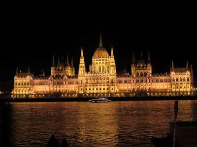 The Hungarian Parliament by night - Cruise ship on the Danube-stock-foto