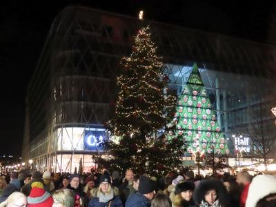 Christmas lights and crowds in downtown Vörösmarty Square - Budapest-stock-foto