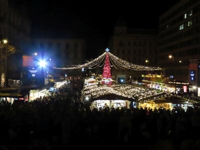 Christmas lights in Budapest - The Christmas market on Szent István Square.-stock-foto