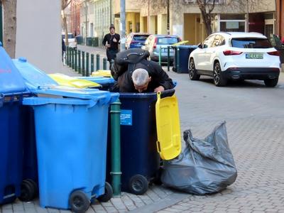 Budapest - A man picking trash on Ferenc Square-stock-foto