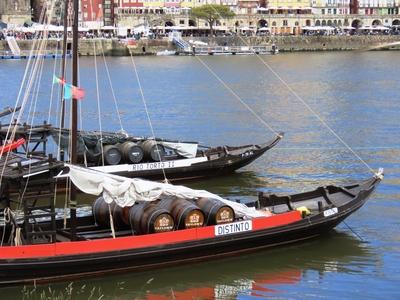 Boats carrying wine barrels on the Douro River - Porto - Portugal-stock-foto