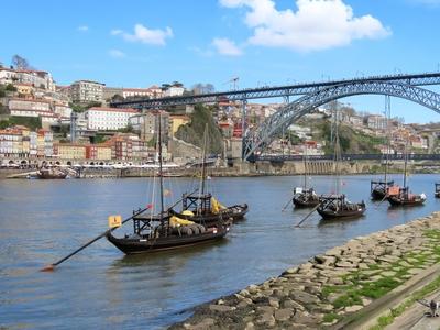 Boats carrying wine barrels on the Douro River - Porto - Portugal-stock-foto