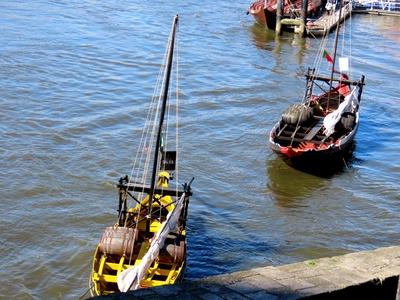 Wine barrels in wine transport boats on the Douro River - Porto - Portugal-stock-foto