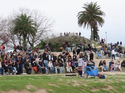 A singer sings to his audience on the dome of the Morro Garden - Porto - Portugal-stock-foto