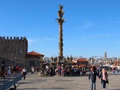 People in the Cathedral Square in Porto - Portugal-stock-foto