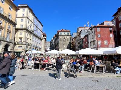 Porto - Tourists at a riverside cafe. - Portugal-stock-foto