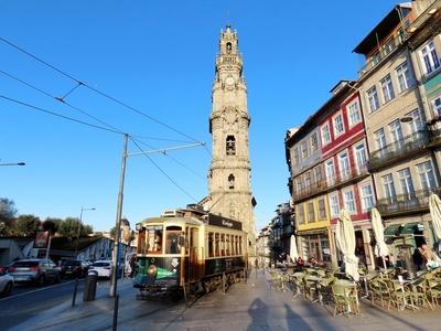 Tram under the Clérigos Tower in Porto - Portugal-stock-foto