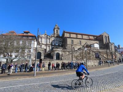 Porto - People waiting for a sightseeing bus in front of the 14th century St. Francis Church - Portugal-stock-foto