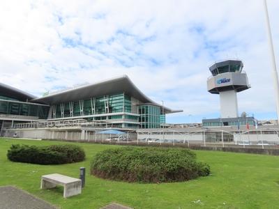 The control tower and passenger terminal of Francisco Sá Carneiro Airport in Porto - Portugal-stock-foto
