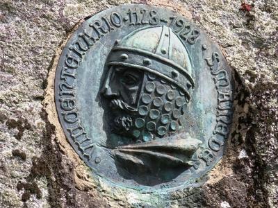 Releif depicting tge founder of Portugal - Afonso Henriques - Guimarães-stock-foto