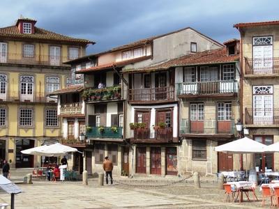 Guimarães (Portugália), 2025. március 17.Detail of the main square, Largo da Oliveira, in this city of 55,000 people in northern Portugal. Houses, restaurant terraces.Az Ézsak-Portugáliában fekvő, 55 ezer lélekszámú város Largo da Oliveira főterének részlete. Házak, vendéglő teraszok.-stock-foto