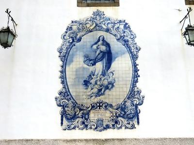 Guimarães - Majolica ornament on the wall of the Lar de Santa Estefania social home - Portugal-stock-foto