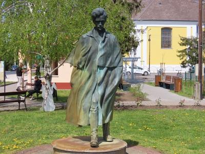 Statue of Great Hungarian Poet Petőfi Sándor - Jászalsószentgyörgy - Hungary-stock-foto