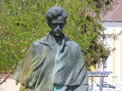 Statue of Great Hungarian Poet Petőfi Sándor - Jászalsószentgyörgy-stock-foto