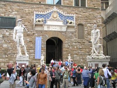 Firenze - Florence - Piazza della Signoria - Tourists - David-stock-foto