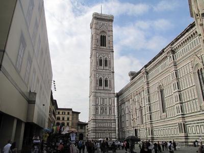 Florence - Giotto's bell tower next to the Duomo - Firenze-stock-foto