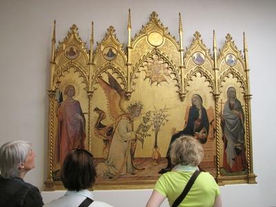 Florence - Uffizi - Tourists admire Simone Martini's painting The Annunciation-stock-foto