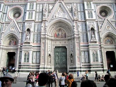 Facade of Florence Cathedral - Tourists - Santa Maria del Fiore-stock-foto