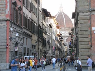 Via dei Servi street with the Florence Cathedral in the background-stock-foto