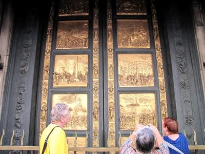 Tourists at the Gate of Paradise - Florence - Lorenzo Ghiberti-stock-foto