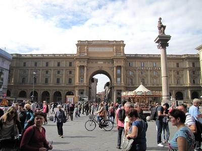 Florence - Repubblica Aquare - Tourists - Column of Plenty-stock-foto