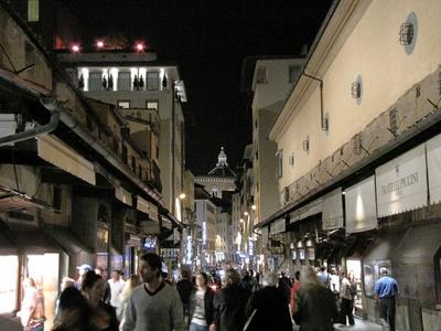 Toiurists on Ponte Vecchio bridge at night - Florence-stock-foto