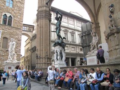 Florence - Tourists at Loggia dei Lanzi - Statues-stock-foto