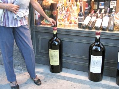 Giant bottles of Chianti wine in Florence-stock-foto