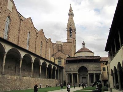 Florence - One of the cloisters of the church of Santa Croce - Chapel Brunelleschi-stock-foto