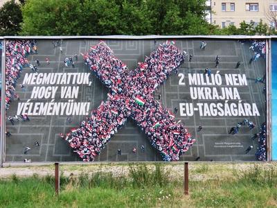 Political propaganda poster on Ukrainian membership to EU - Budapest-stock-foto