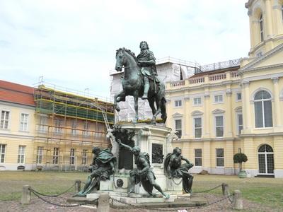 Berlin, 1 July 2017The equestrian statue of the Great Elector Friedrich Wilhelm I at the Charlottenburg Palace.Frigyes Vilmos v?laszt?fejedelem lovas szobra a Charlottenburg palota udvar?ban. 1697-ben alkott?k Andreas Schl?ter tervei szerint.-stock-foto