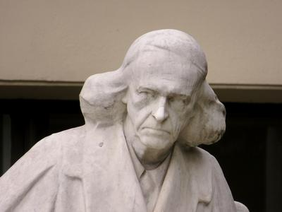 Berlin, 20 June 2017Statue of Historian Theodor Mommsen before the Humboldt University in Berlin.Christian Matthias Theodor Mommsen (1817-1903) n?met t?rt?n?sz szobra a Humboldt egyetem el?tt. Adolf Br?tt 1909-ben k?sz?lt alkot?sa.-stock-foto