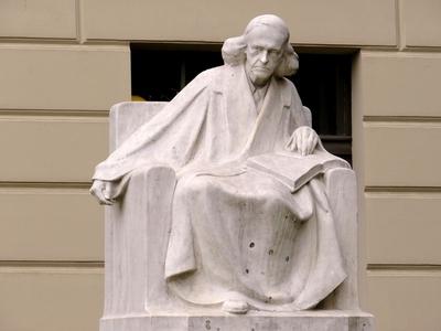 Berlin, 20 June 2017Statue of Historian Theodor Mommsen before the Humboldt University in Berlin.Christian Matthias Theodor Mommsen (1817-1903) n?met t?rt?n?sz szobra a Humboldt egyetem el?tt. Adolf Br?tt 1909-ben k?sz?lt alkot?sa.-stock-foto