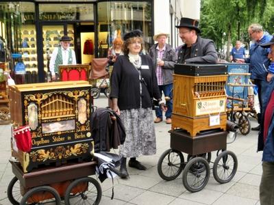 Berlin, 1 July 2017A Hurdy-gurdy nostalgy street musicians at the meeting in Berlin.Verklisek az utcai zen?szek nosztalgia tal?lkoz?j?n Berlinben.-stock-foto