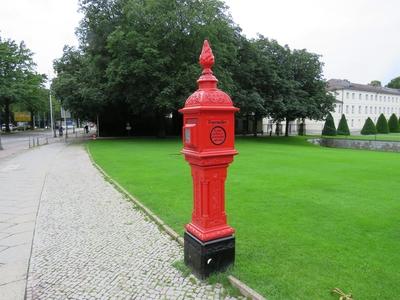 Berlin, 20 June 2017Fireplug at the Bellevue Palace, the official residence of the President of Germany.T?zolt?csap a Bellevue palot?n?l, a n?met ?llamf? hivatal?n?l.-stock-foto