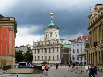 Potsdam, 1 July 2017The Old Market Square with the old City Hall in front.A r?gi Piact?r, szemk?zt a r?gi v?rosh?za.-stock-foto