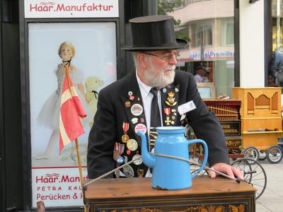 Berlin, 1 July 2017A Hurdy-gurdy nostalgy street musician at the meeting in Berlin.Egy verklis az utcai zen?szek nosztalgia tal?lkoz?j?n Berlinben.-stock-foto