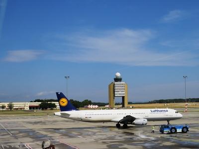 Budapest, 29 June 2017A Lufthansa Aircraft at the Liszt Ferenc Airport (Ferihegy) of Budapest.A Lufthansa l?git?rsas?g rep?l?g?pe a Liszt Ferenc (ferihegyi) rep?l?t?r betonj?n. M?g?tte az ir?ny?t? torony.-stock-foto