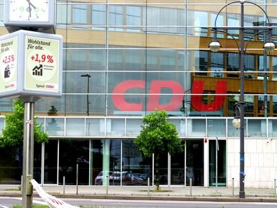 Berlin, 1 Juy 2017The German CDU party emblem on the glass wall of the Berlin headquarters.A n?met CDU p?rt embl?m?ja berlini sz?kh?z?nak ?vegfal?n.-stock-foto