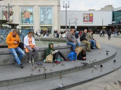 Berlin, 30 June 2017Resting people and bird feeding kids at the Fountain of Alexanderplatz.Pihen? emberek ?s madarat etet? gyerekek az Alexanderplatz sz?k?k?tj?n?l.-stock-foto