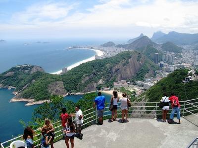 Rio dde Janeiro, 25 January 2018Tourists on the lookout terrace of the Sugar Glass (Pao de Acucar) mountain. Below the Red Beach (Praia Vermelha), the Urubus mountain to the left, the Copacabana to the left, and the Urca Hill to the right, behind the Leme quarter.Turist?k a Cukors?veg (Pao de Acucar) hegy kil?t? terasz?n. Alattuk a V?r?s Part (Praia Vermelha), balra lent az Urubus hegy, balra fent a Copacabana, jobbra pedig az Urca hegy, m?g?tte a Leme v?rosr?sz.-stock-photo