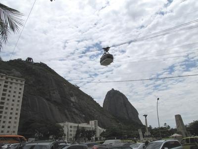 Rio de Janeiro, 25 January 2018Cableway (Bondinho) to the Sugar Glass Hill (Pao de Acucar) and to the Urca mountain. Right up the Sugar Glass (Pao de Acucar). The Sugar Glass Hill in two stages, with a transfer you can get up.A Cukors?veg (Pao de Acucar) hegyre viv? dr?tk?t?lp?lya (Bondinho) az Urca hegy fel? vonul? kabinnal. Jobbra f?ljebb a Cukors?veg (Pao de Acucar) hegy. A Cukors?veg hegyre k?t szakaszban, ?tsz?ll?ssal lehet feljutni.-stock-photo