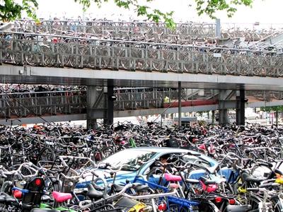 Amsterdam - Car in the Cycling Jungle-stock-foto
