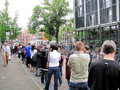 Anna Frank House - Amsterdam - Visitors in Queu-stock-foto